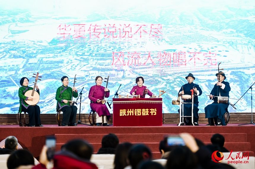 陜州鑼鼓書演出現(xiàn)場。人民網(wǎng)記者 慎志遠攝
