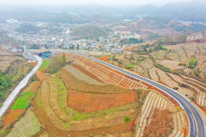 2024年12月10日拍攝的赫章縣鐵匠鄉(xiāng)到雙坪鄉(xiāng)公路。