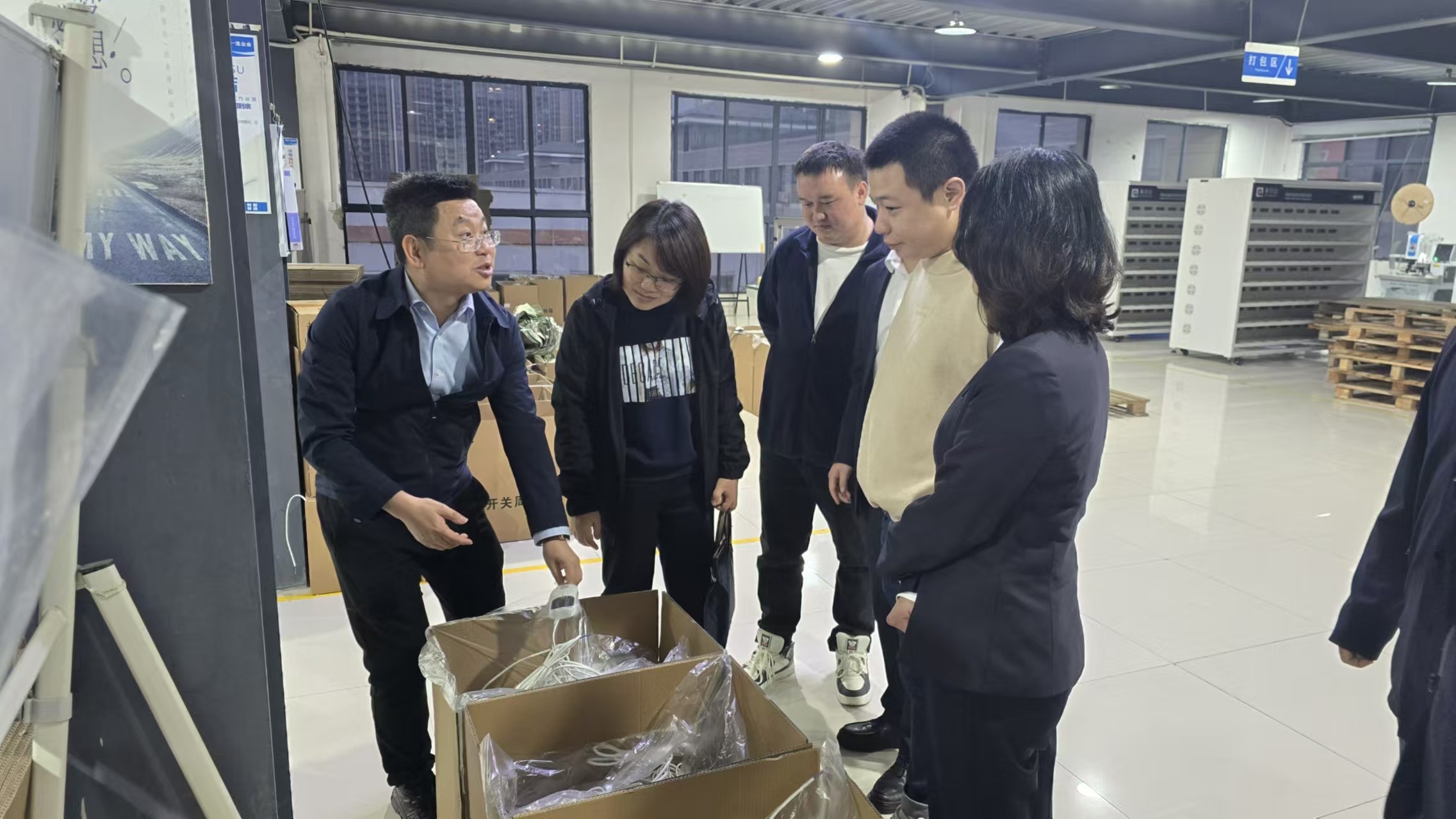 圖為工行桐梓支行走訪企業(yè)了解金融需求。