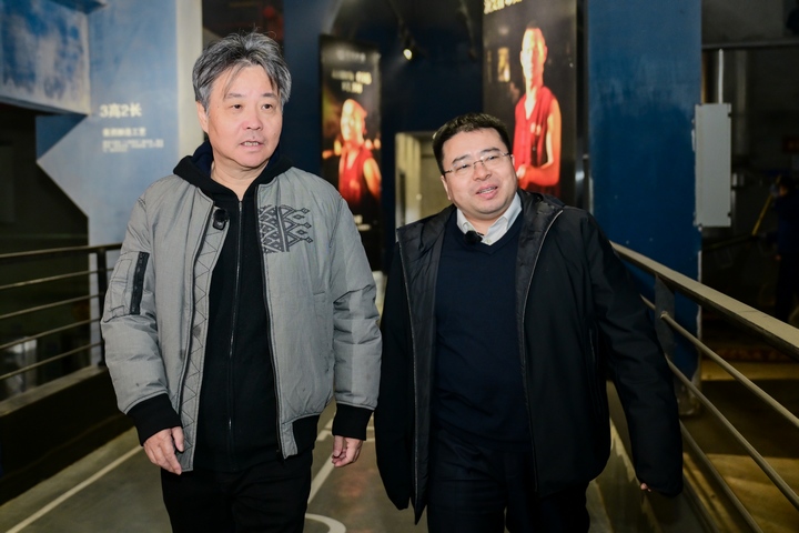 著名作家余華先生尋訪貴州珍酒。
