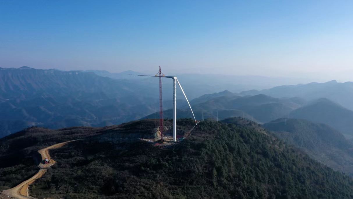 中寨風(fēng)電場風(fēng)力發(fā)電項(xiàng)目建設(shè)施工現(xiàn)場。