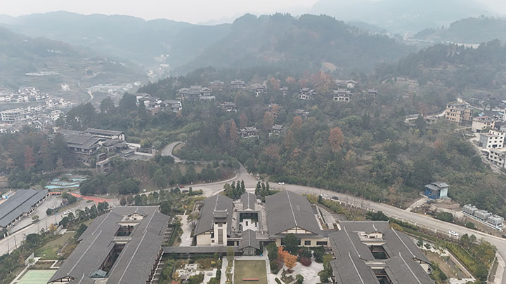 圖為冬日里的石阡佛頂山溫泉小鎮(zhèn)。楊文美攝 