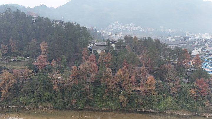 圖為冬日里的石阡佛頂山溫泉小鎮(zhèn)。楊文美攝 