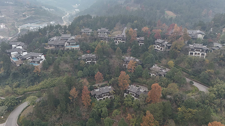 圖為冬日里的石阡佛頂山溫泉小鎮(zhèn)。楊文美攝 