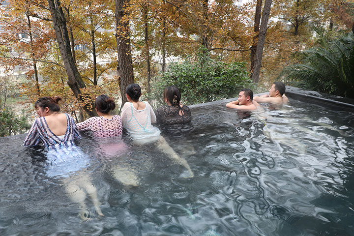 圖為在石阡佛頂山溫泉小鎮(zhèn)，游客正在湯池中享受溫泉。蒲小凱攝 