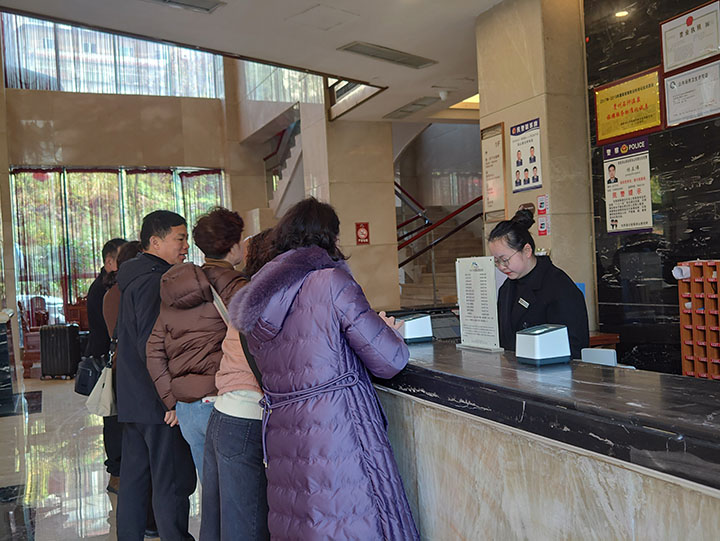 圖為在石阡古溫泉景區(qū)，游客正在酒店辦理入住。楊文美攝