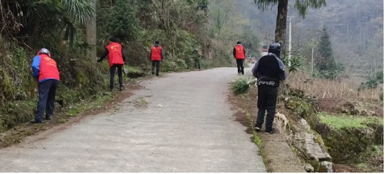 圖為干群齊心，全面排查整治道路隱患，力筑平安出行路。