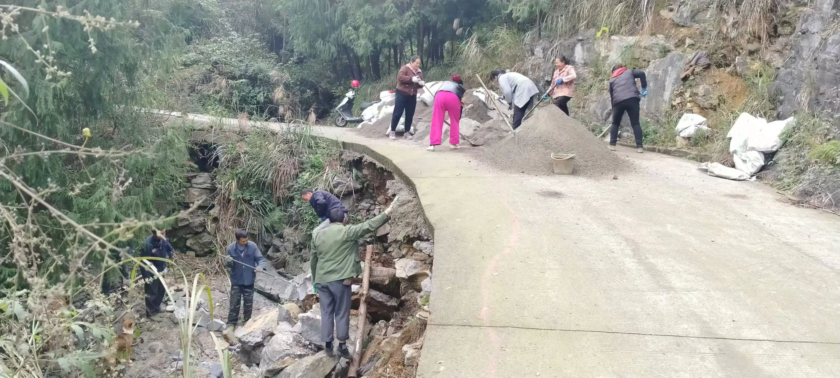 圖為干群齊心，全面排查整治道路隱患，力筑平安出行路。