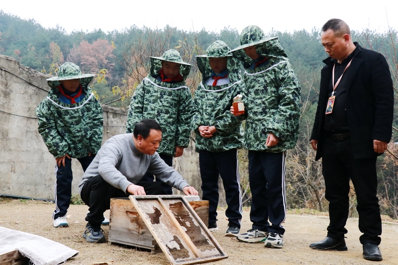 5 圖為學生學習勞動技能 鄭孟庭 攝