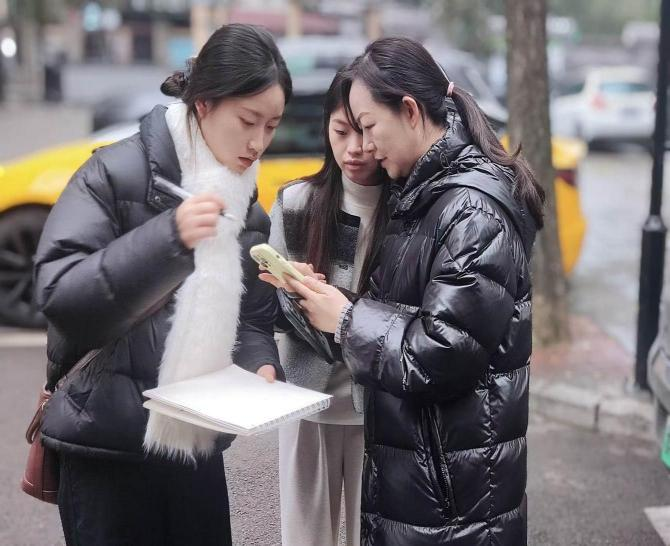 3、環(huán)境設(shè)計專業(yè)學(xué)生現(xiàn)場測繪與記錄