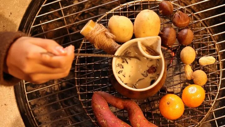 圍爐煮茶。