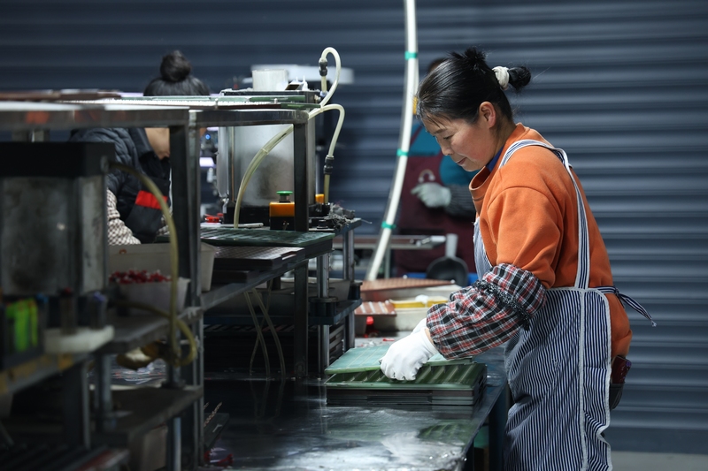 貴州焱工輕工制造有限公司的工人正在趕訂單