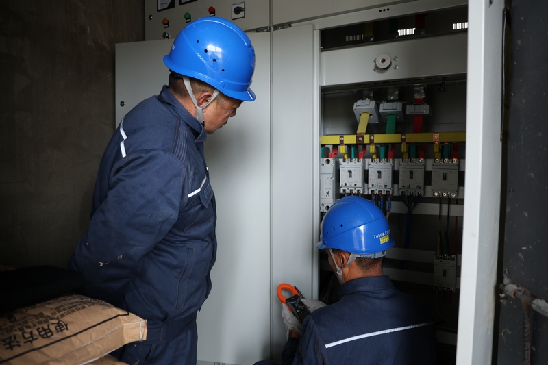 縣供電局工作人員正在進行電力檢修