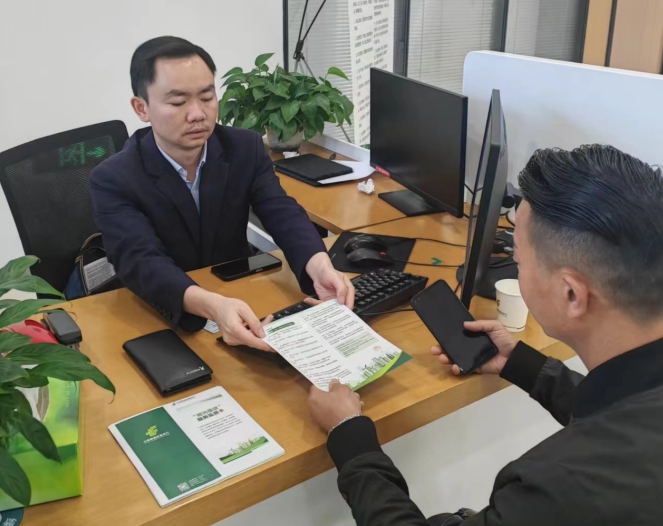 向客戶宣傳“陽光信貸”。