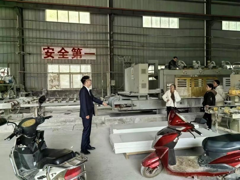 1 圖為工作人員走訪當?shù)刂圃鞓I(yè)企業(yè)