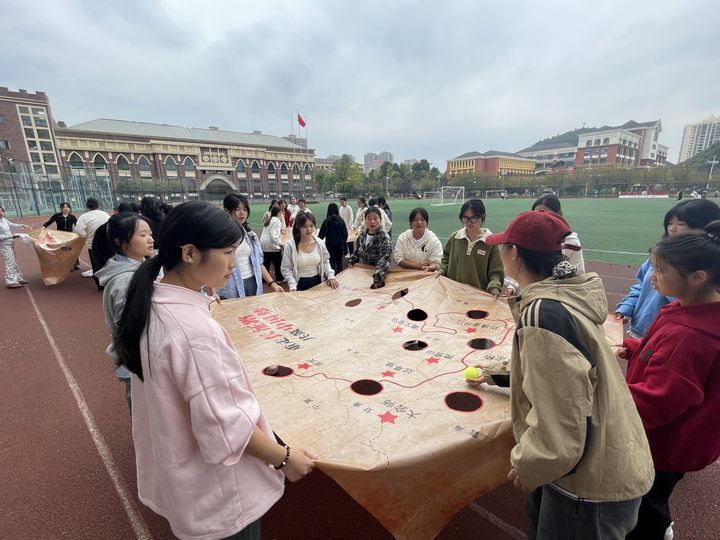 開展理想信念教育活動。