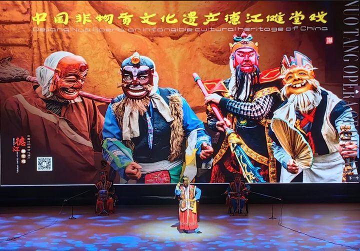 非物質(zhì)文化遺產(chǎn)“儺戲”進校園。