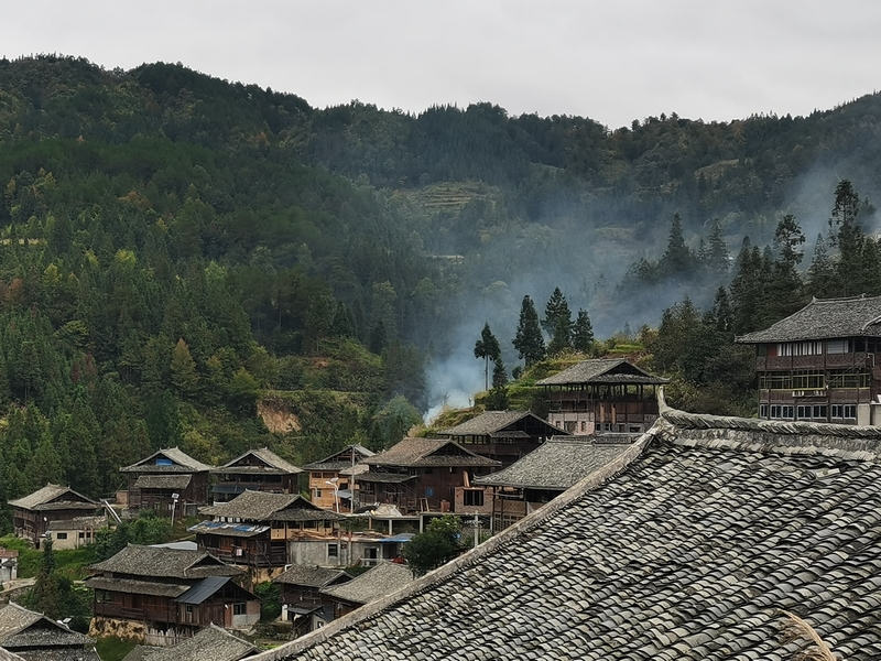 1、貴州省榕江縣寨蒿鎮(zhèn)晚寨侗寨，依山而建的吊腳樓炊煙裊裊。向澤周 攝