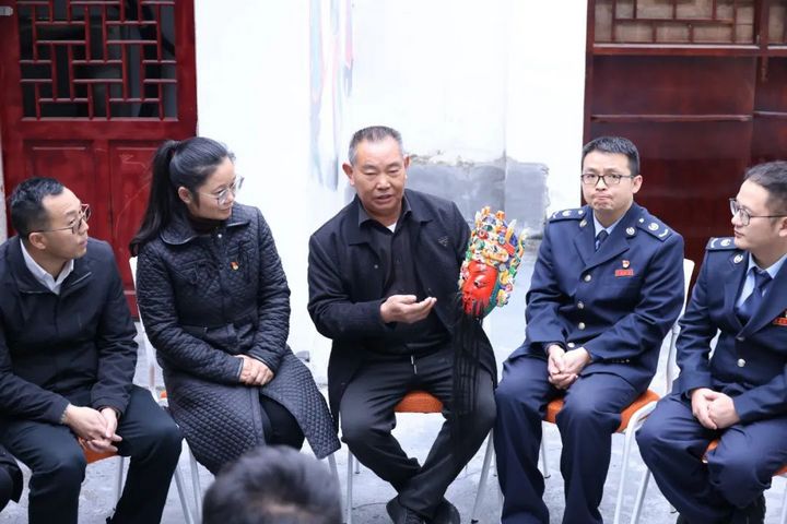 3 圖為“地戲”傳承人楊正洪為黨員干部、青年干部生動(dòng)講解“地戲”起源、變化發(fā)展、傳承。