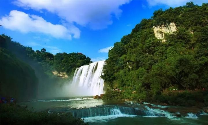 1 圖為黃果樹旅游區(qū)大瀑布。