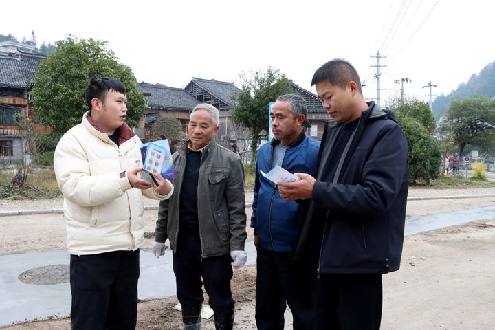 工作人員積極開展社保宣傳活動。