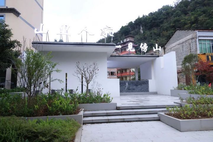 1 圖為酒店升級改造提供更優(yōu)質(zhì)的服務(wù)，吸引更多游客。