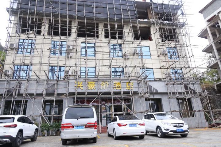 4 圖為酒店進(jìn)行升級改造。