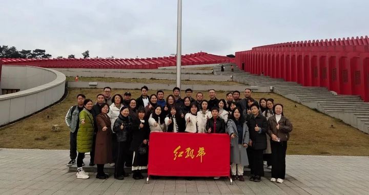 3 職工們在《紅飄帶·偉大征程》，感受紅色文化底蘊(yùn)。