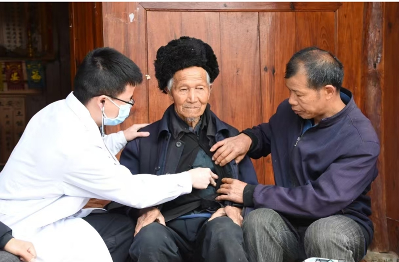 1 凱里市為老年人提供上門(mén)服務(wù)。