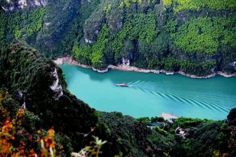 1 烏江流域沿河段的綠水青山。