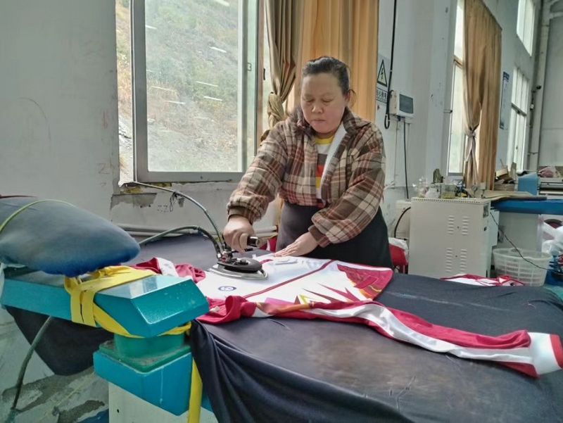 3 工人將制好的衣服進行熨燙