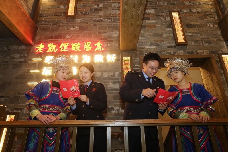 專(zhuān)業(yè)稅費(fèi)服務(wù)團(tuán)隊(duì)走訪(fǎng)餐飲店并開(kāi)展納稅輔導(dǎo)