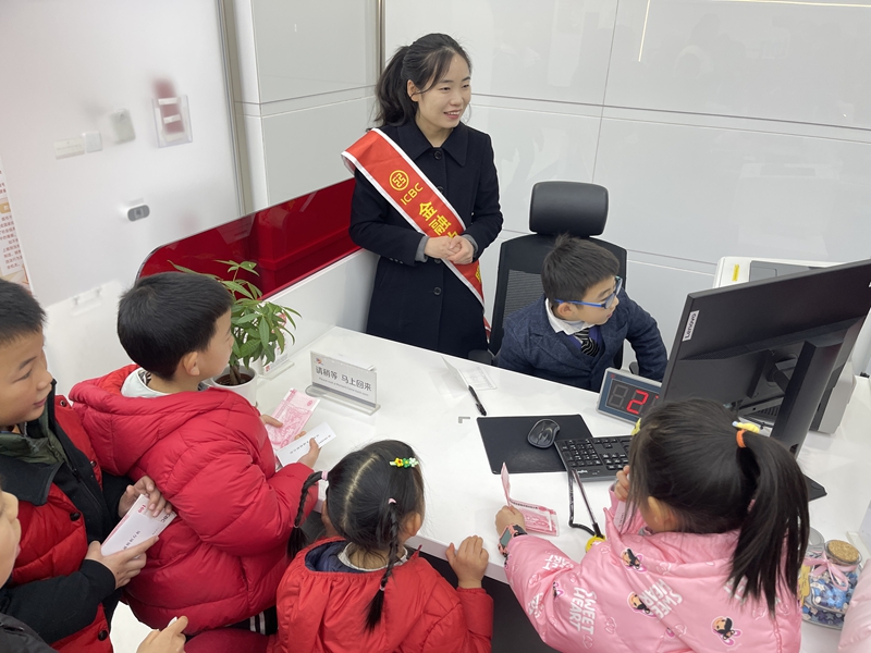 孩子們開(kāi)啟“銀行工作的一天”職業(yè)體驗(yàn)。圖由工行云巖支行提供