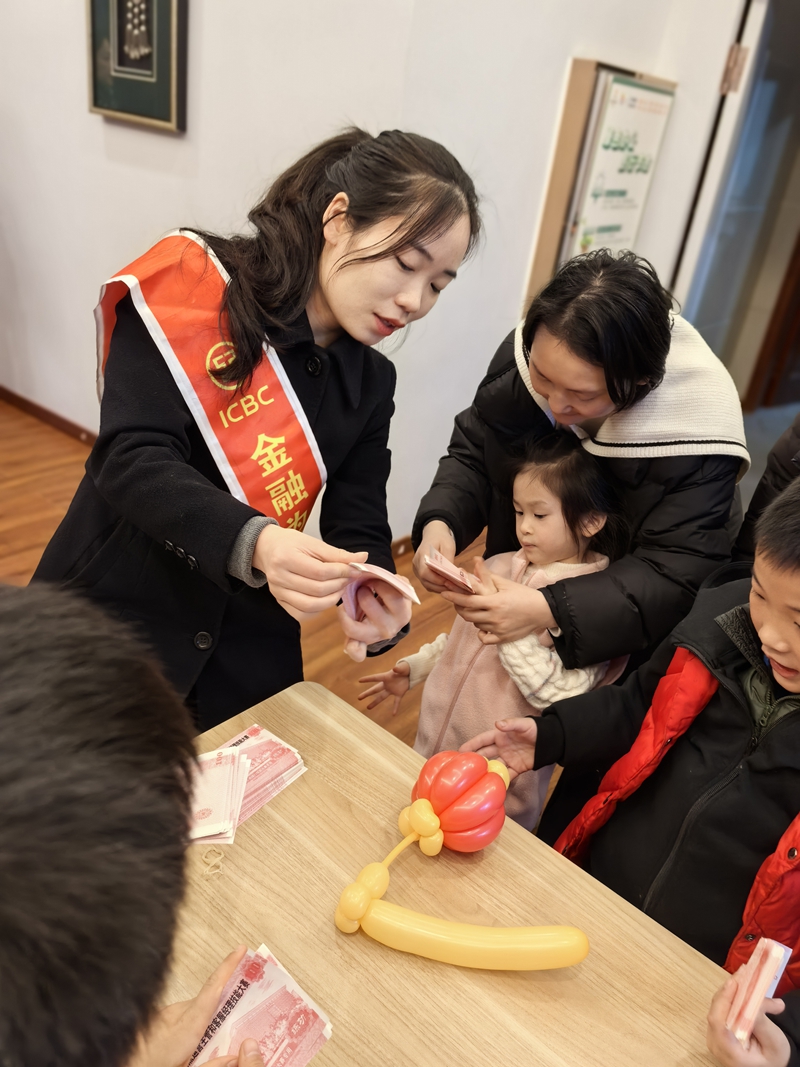 該行工作人員帶領(lǐng)小朋友體驗(yàn)點(diǎn)鈔。圖由工行云巖支行提供