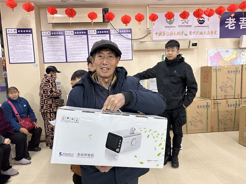 圖為：居民領(lǐng)取呼吸機