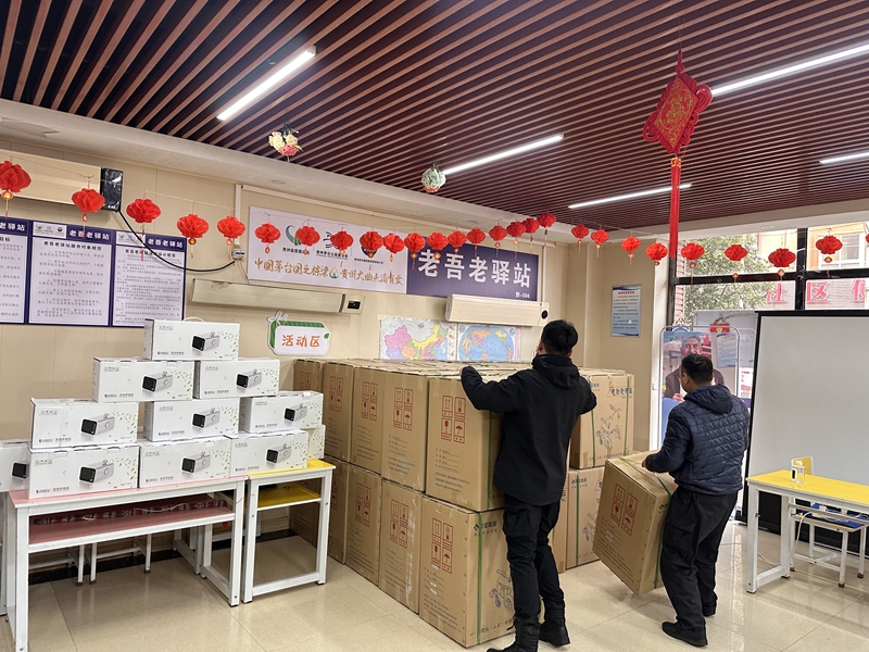 圖為：工作人員卸貨