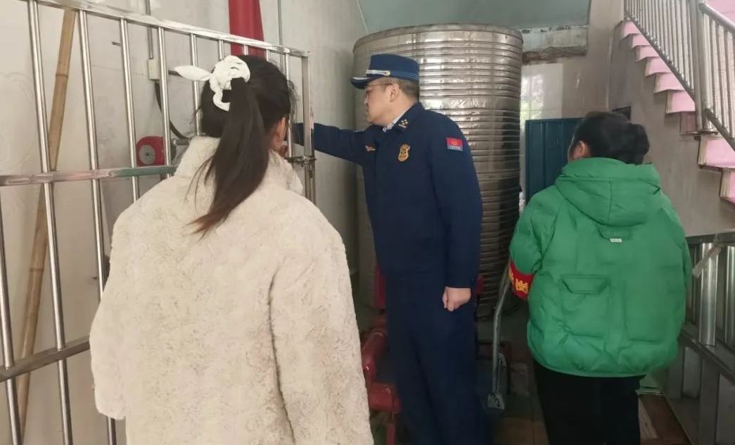 水城區(qū)多部門聯(lián)合開展校園及周邊環(huán)境消防安全專項檢查連日來，水城區(qū)組織消防、應(yīng)急、教育等多部門，聯(lián)合開展校園及周邊環(huán)境消防安全專項檢查。 