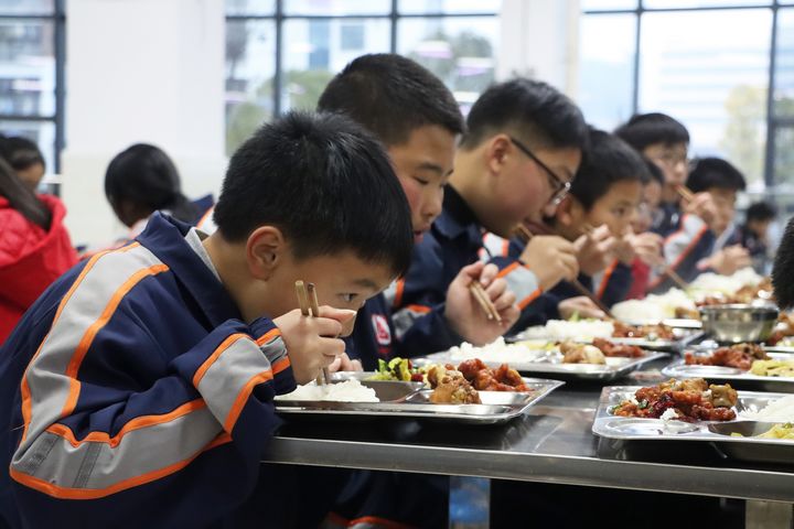 學(xué)生在食堂有序用餐。