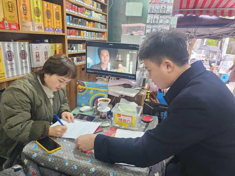 工行綏陽支行客戶經(jīng)理為商戶準(zhǔn)備資料。