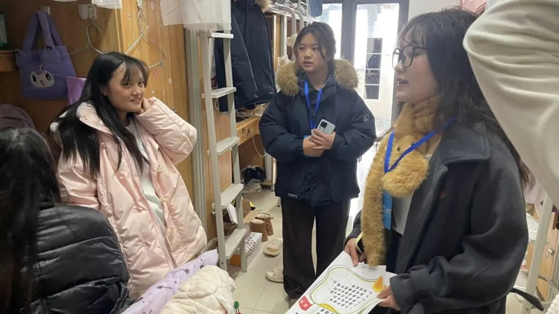貴州農(nóng)業(yè)職業(yè)學(xué)院團委組織學(xué)生干部深入寢室開展冬季消防安全“敲門”行動 (3)