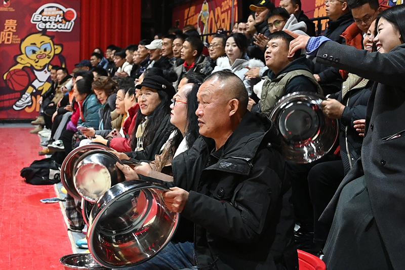 市民在現(xiàn)場為球賽助威。吳蔚攝