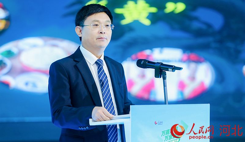 青龍滿族自治縣委副書記、縣政府縣長張義金作推介。人民網(wǎng)記者 李兆民攝