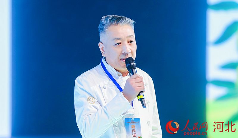 中糧豐通食品有限公司首席研發(fā)董力介紹高端烘焙食品中如何融入青龍板栗元素。人民網(wǎng)記者 周博攝