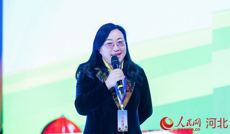 秦皇島市禾采農(nóng)業(yè)科技開發(fā)有限公司總經(jīng)理楊珍分享了開發(fā)青龍板栗面條的心路歷程。人民網(wǎng)記者 周博攝
