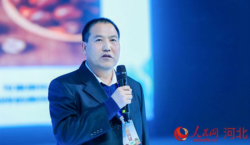 青龍滿族自治縣百峰貿(mào)易有限公司總經(jīng)理韓云庭分享青龍板栗如何打開日本市場的故事。人民網(wǎng)記者 周博攝
