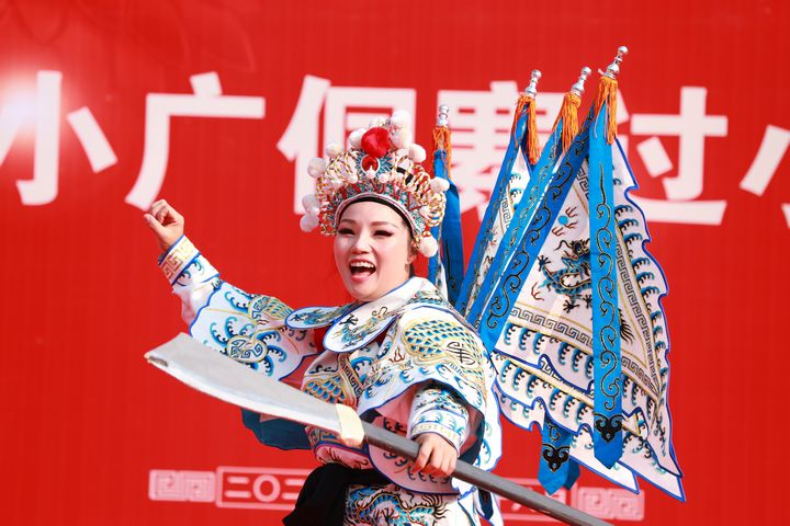 侗族群眾表演侗戲曲目《穆桂英掛帥》。楊家孟攝 