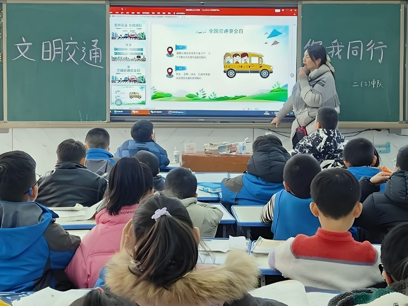 學(xué)校開展文明交通主題班會（二）
