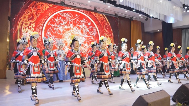 聯(lián)誼活動(dòng)現(xiàn)場(chǎng)節(jié)目表演。