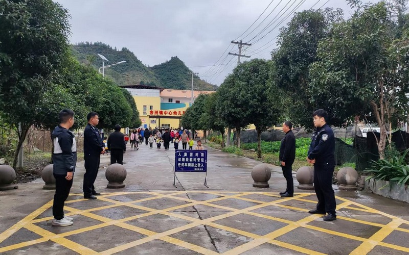 2 客田鎮(zhèn)常態(tài)化開(kāi)展校園周邊、重要路段的治安巡邏管控和交通秩序維護(hù)，為學(xué)生撐起“安全傘” 。.jpg
