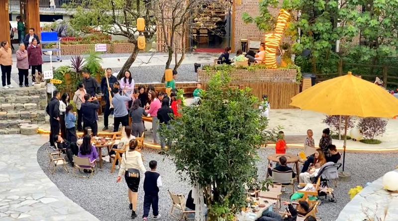 6、游客在塵外南山民宿內圍爐煮茶。